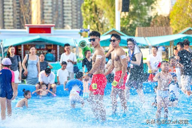 祖国最可爱的人免费游园！市民玩水听歌全免费！22℃极地清凉一夏