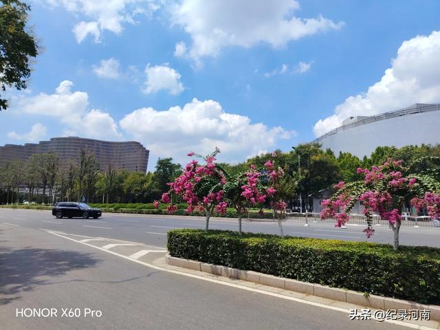信华建国酒店和新城吾悦广场，如同商丘市中心城区的两颗璀璨明星