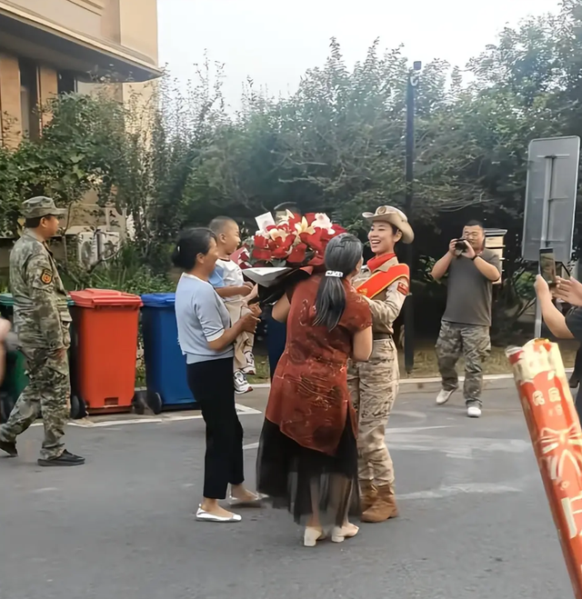 “93阅兵”女民兵王米佳：出身空姐，婆婆和母亲替她负重前行