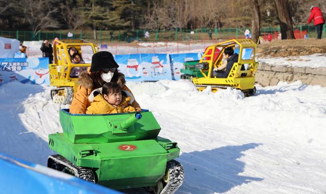 玉渊潭公园第十七届冰雪季启幕 全新百米冰滑梯领衔冬日畅玩