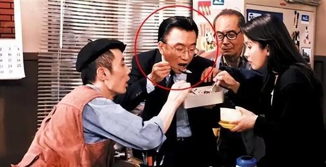 79岁侯耀华晚年凄凉！独居北京无保姆照料	，家里脏乱差环境寒酸