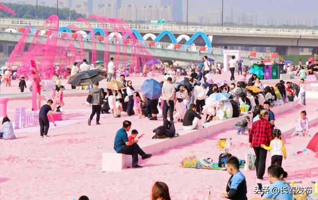 长春人潮涌动共绘节日盛景