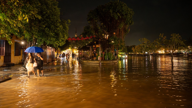 10月会安遭洪水漫城！游客水中放河灯，当地人却一脸淡定