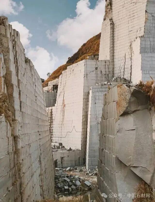 探秘福建巨无霸石材矿山，壮观景象震撼之美