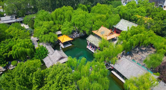 济南趵突泉放大招！“水涌若轮”奇观霸气回归，网友：这泼天的流量接稳了~