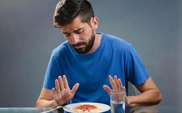 63岁男子皮肤瘙痒，以为是皮肤病，体检后	，医生叹：怎么不早来