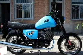 三四十年前的老照片，当年谁能拥有一辆摩托车，就是村里最靓的仔图片