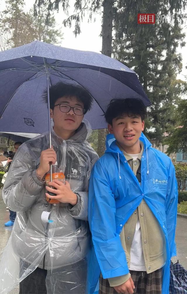 庐山3月免票首日客流超5万人次，3名大学生结伴前来，要看“飞流直下三千尺”的瀑布