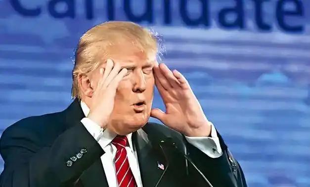 爱泼斯坦案再爆猛料！权贵合影流出，特朗普克林顿同框，白宫急了