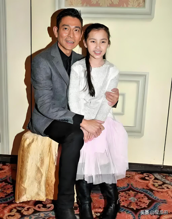 母亲46岁生下她，父亲刘德华用亿万富养，如今13岁她成了这个模样
