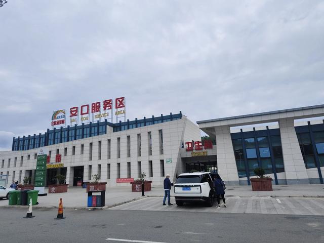 我们今天本来要去兰州水墨丹霞，却在会宁县被战友"俘虏”了