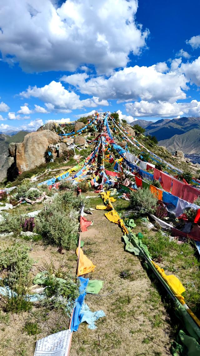 两登拉萨色拉寺后山，上升600米，山顶海拔4200米，经幡飘扬