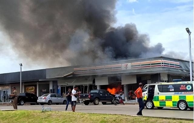 泰柬交火了！泰方刚找过中国，柬埔寨1700万人正为洪森的嚣张买单