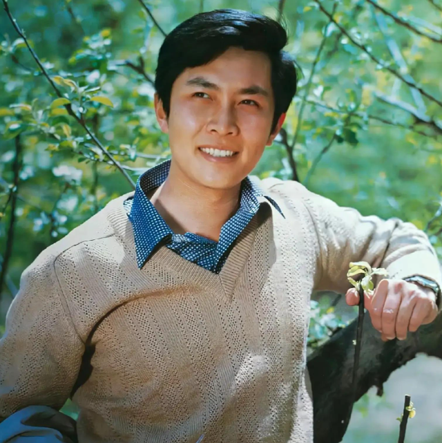 善恶终有报！73岁唐国强疯狂捞金有目的，两个残疾儿子遭“反噬”