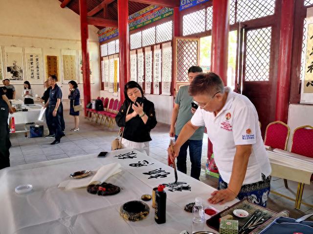 惠风滋润枝头秀 硕果金秋格外红--现代书画网携手书画名家扎根乡村