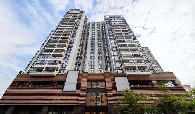 曹德旺预言成真了？我国二三十层的电梯房，或将面临同一个结局？