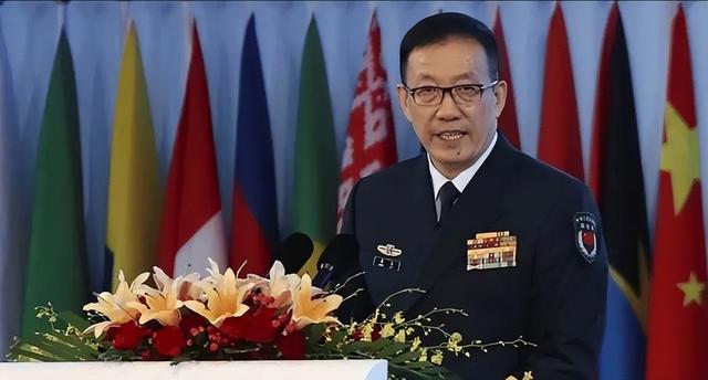 特朗普下“死命令”，美对台定位有变，我国防部发出统一最强音