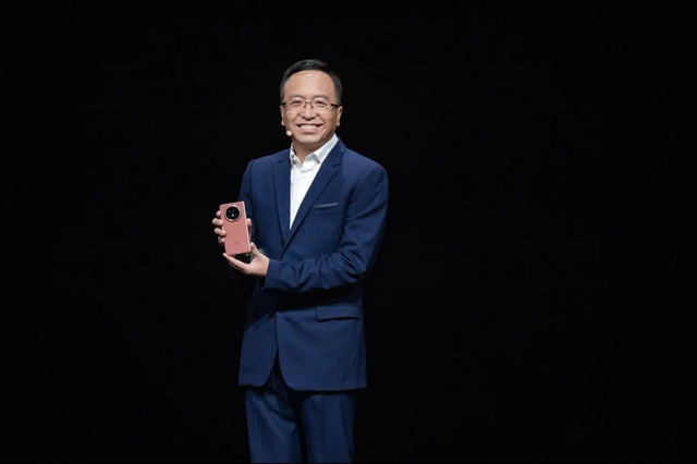 华为逆势增长2%排名第二，小米下滑2%排第四，荣耀跌幅最大排第五