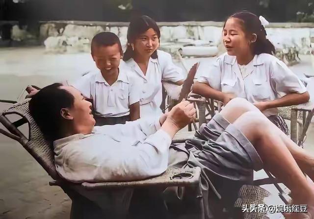 毛主席一家四口合影，四人脸上全是笑意，李讷紧挨毛主席
