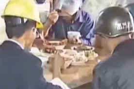 神秘钢珠弹袭击江苏农民，为保命夏天紧闭门窗，全家人戴头盔吃饭图片