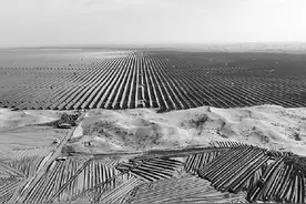 中国在沙漠中建设“光伏长城”图片