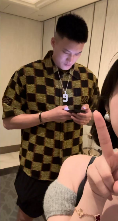 曾繁日一家近照：3次CBA冠军，老婆颜值高身材好，生俩娃人生赢家