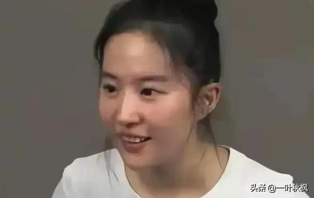 刘亦菲素颜出镜,与路人无差别,网友:这才是真实状态