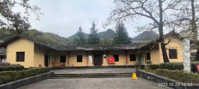 排队游览光雾山