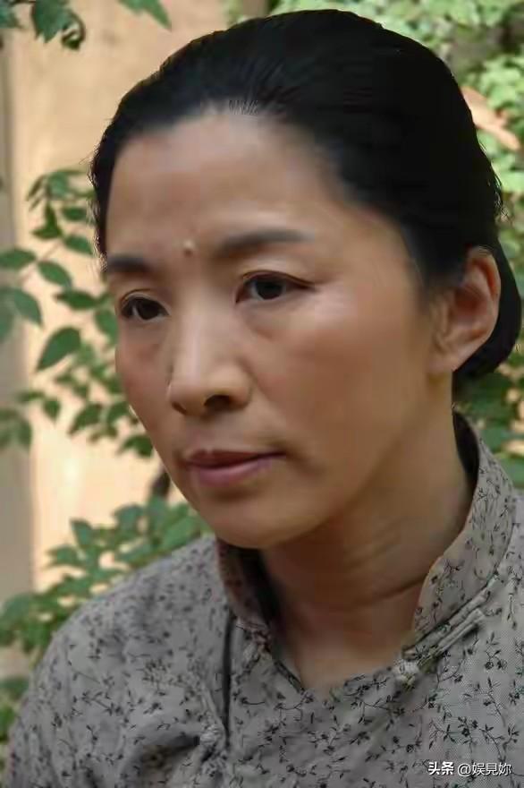 66岁迟蓬的胸火了！这算道德绑架吗？说是称赞演技，但方式太下作