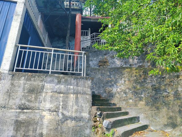 安徽潜山：悬崖上的小寺庙因石头滴水而知名