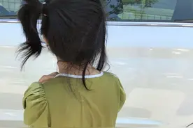 37℃高温下，女童被忘车内近1小时！交警提醒图片