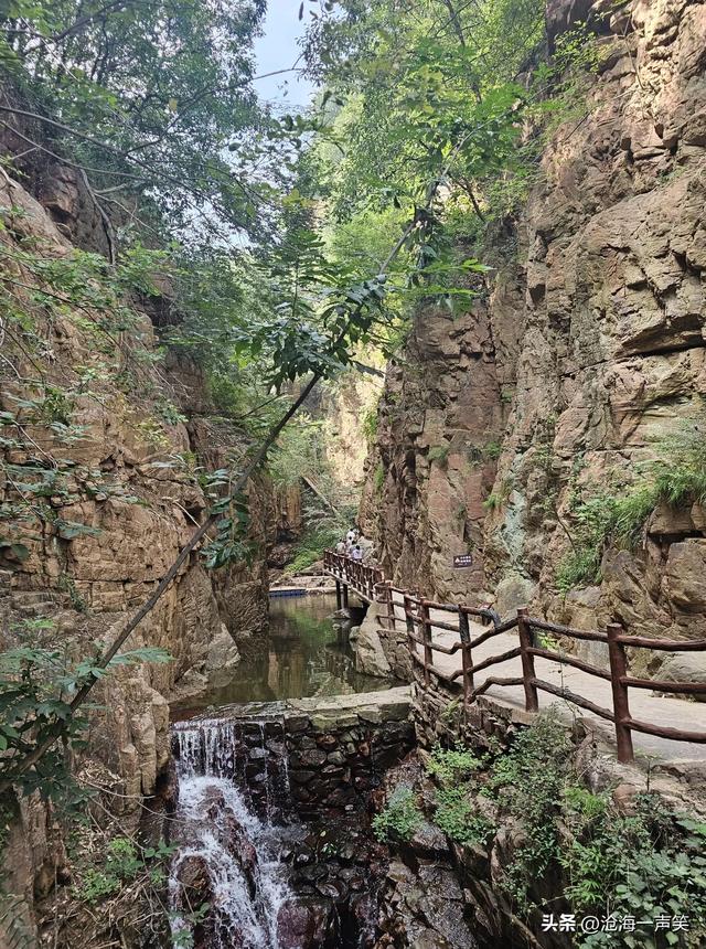 瀑布，山谷，石壁，溪流，台阶，构成了一副绝美的山水避暑图