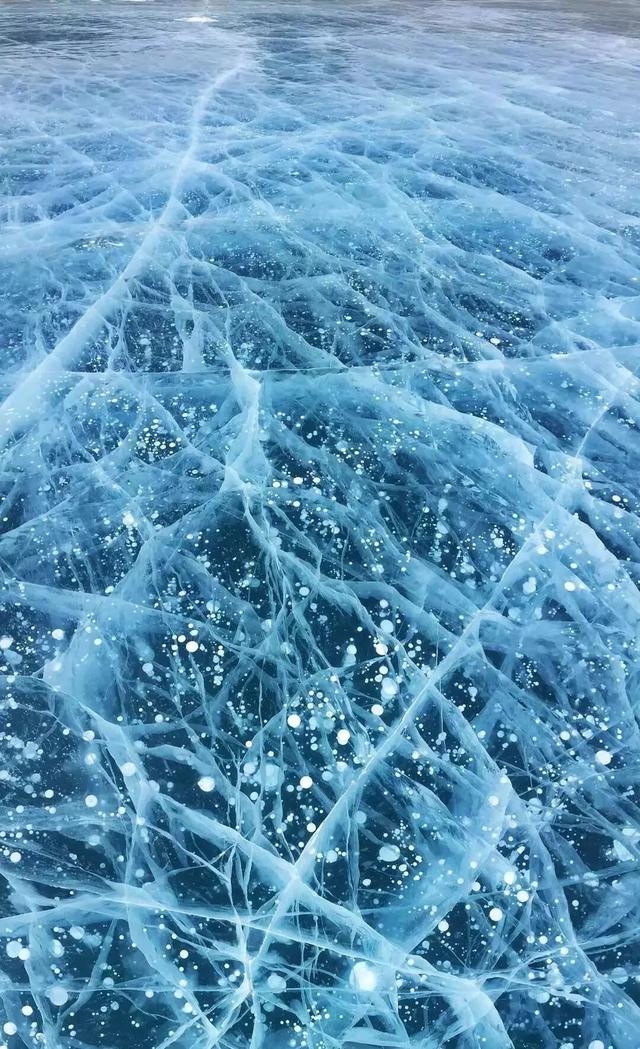 西藏冬日的冰湖仙境，堪比贝加尔湖！