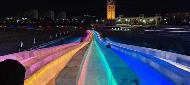 呼伦贝尔中心城区冰雪乐园开启试运行 冰雪奇镜点亮北国夜色