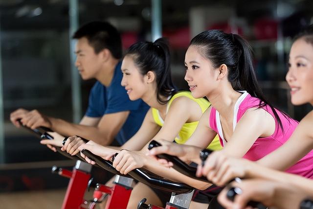 便利生活爽一时？AI展示2050年久坐后果，看完想立刻起身