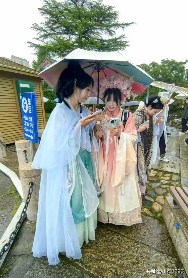 新华社原军事记者陶俊峰泉城美拍：《秋雨中游览大明湖》