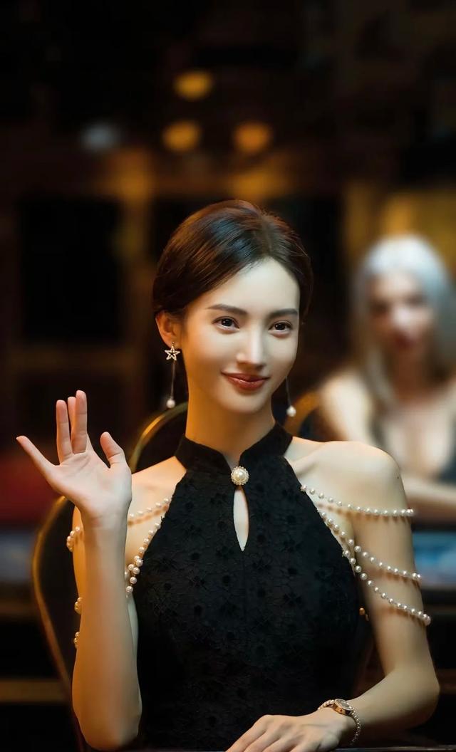 赵露思想和公司解约，只能赔钱，陈楚生当年可是被索赔了225亿