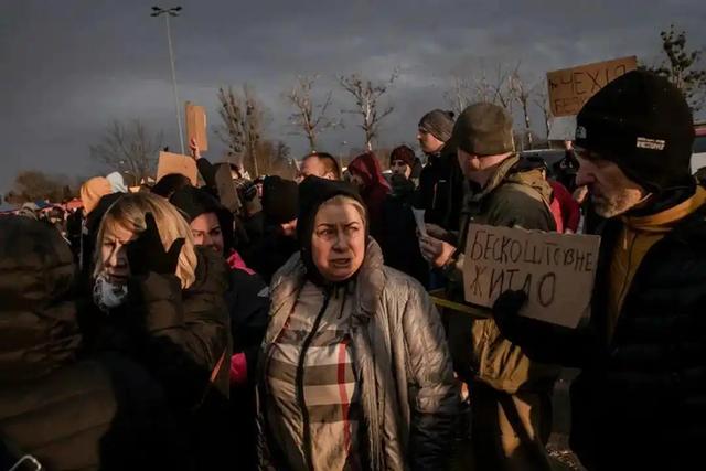态度突变？西方从热情拥抱到冷脸驱逐！乌克兰难民无处可逃！