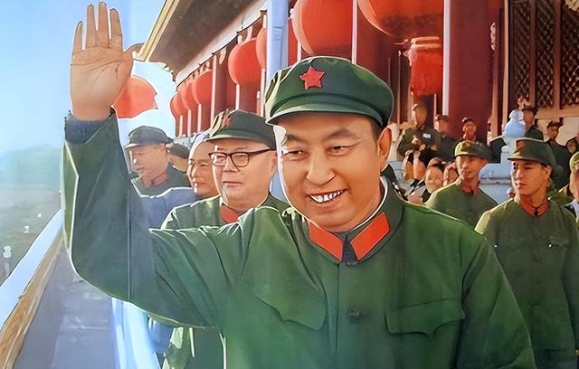 15岁入党，18岁和主席结婚，如今仍健在，却几乎不露面