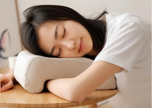 医生发现，每天饭后要午睡的人，不出3个月，身体或有4种改变！