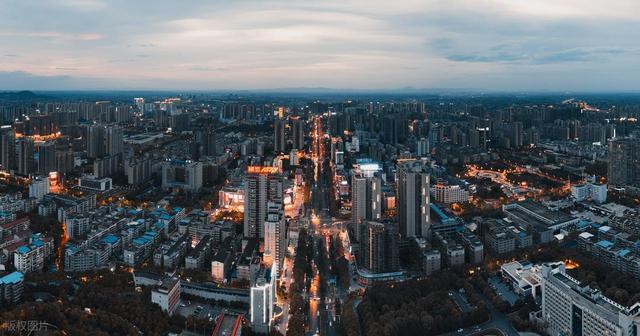 湖南拥有4个大城市：岳阳没有意外，常德、湘潭无缘，株洲排在第2