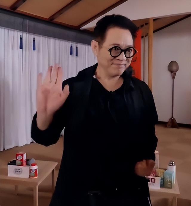 李连杰“返老还童”事件，走向越来越玄乎，难怪向太坐不住了！