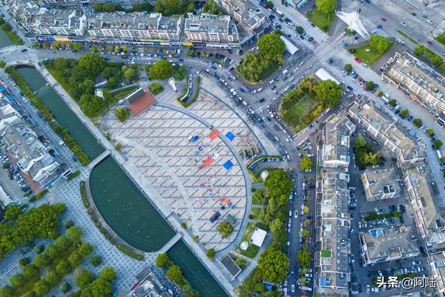 每当夜幕降临,一半天台人好像都在新城广场,这里的夜市太热闹了
