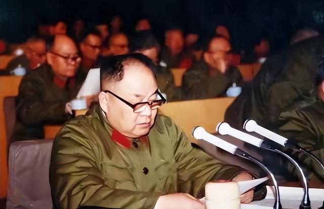 李德生上任北京军区司令员，头天上班便说：我先到副司令那报个到