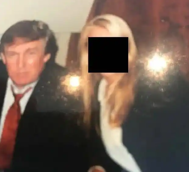 爱泼斯坦案再爆猛料！权贵合影流出，特朗普克林顿同框，白宫急了