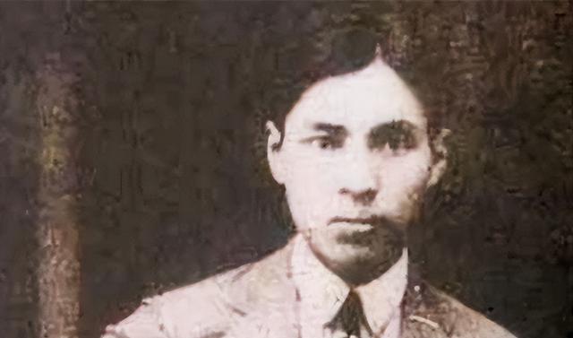 原国务院总理李鹏曾坦言：外界传我是周总理养子的说法，并不确切