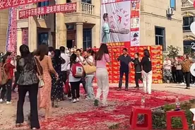 看了张怀远，邓博，李海燕的寻亲相认场面，再看这女人区别真大！图片