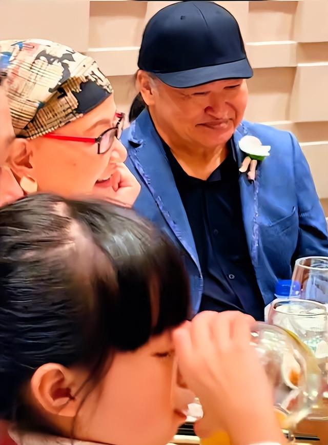 演都不演了！刘欢女儿大婚不到24小时，恶心的一幕出现了