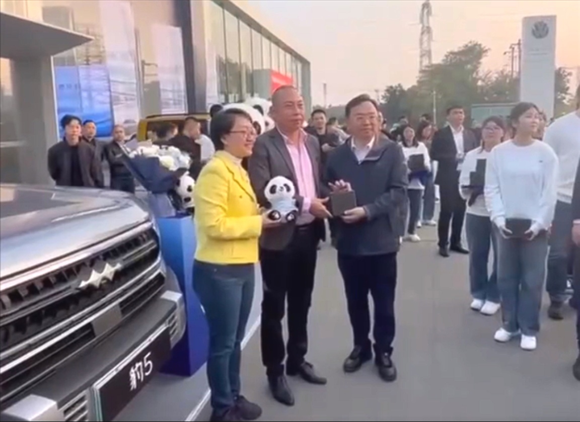 戴墨镜的船夫哥,奔赴河南、湖北只为见方程豹车主!