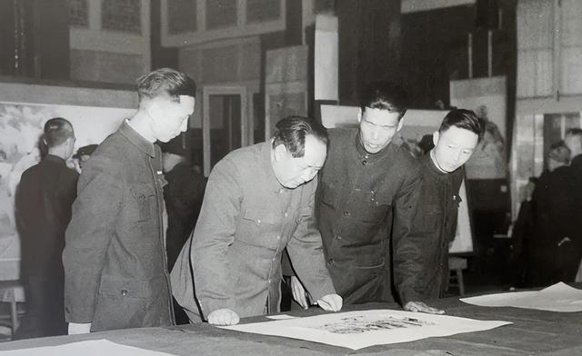 毛主席为何一生不进故宫，终生再未回延安？周总理的谈话道出实情